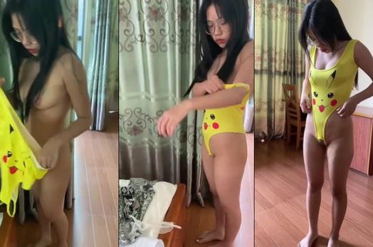 Phang em nữ sinh kính cận cực ngon mặc áo body pikachu dâm dục